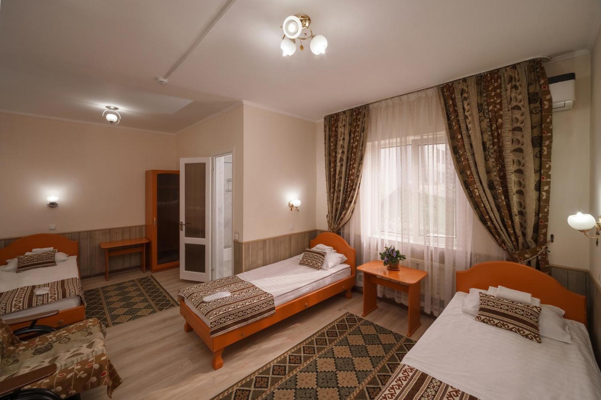Alpinist Hotel Bishkek Exterior foto