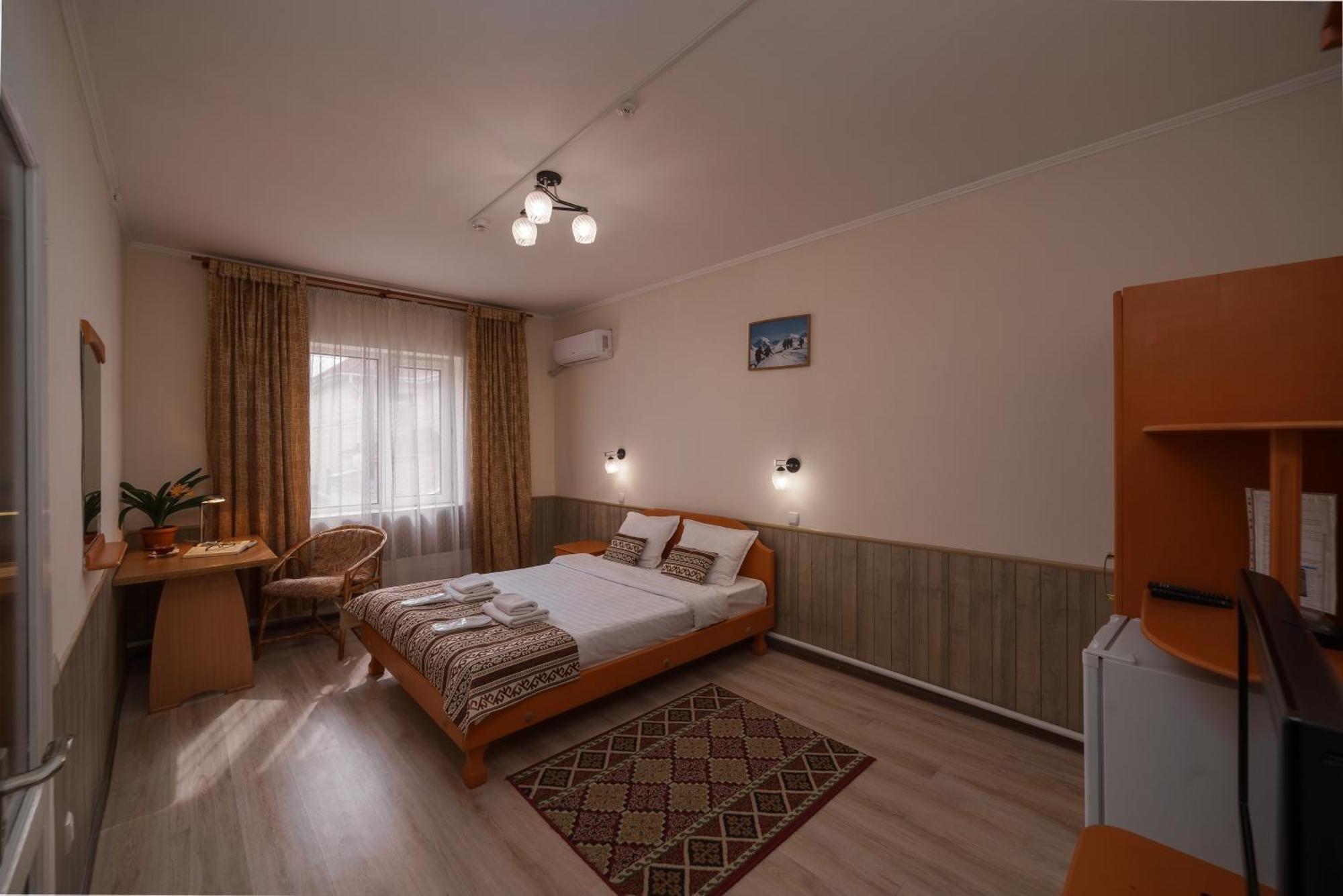 Alpinist Hotel Bishkek Exterior foto